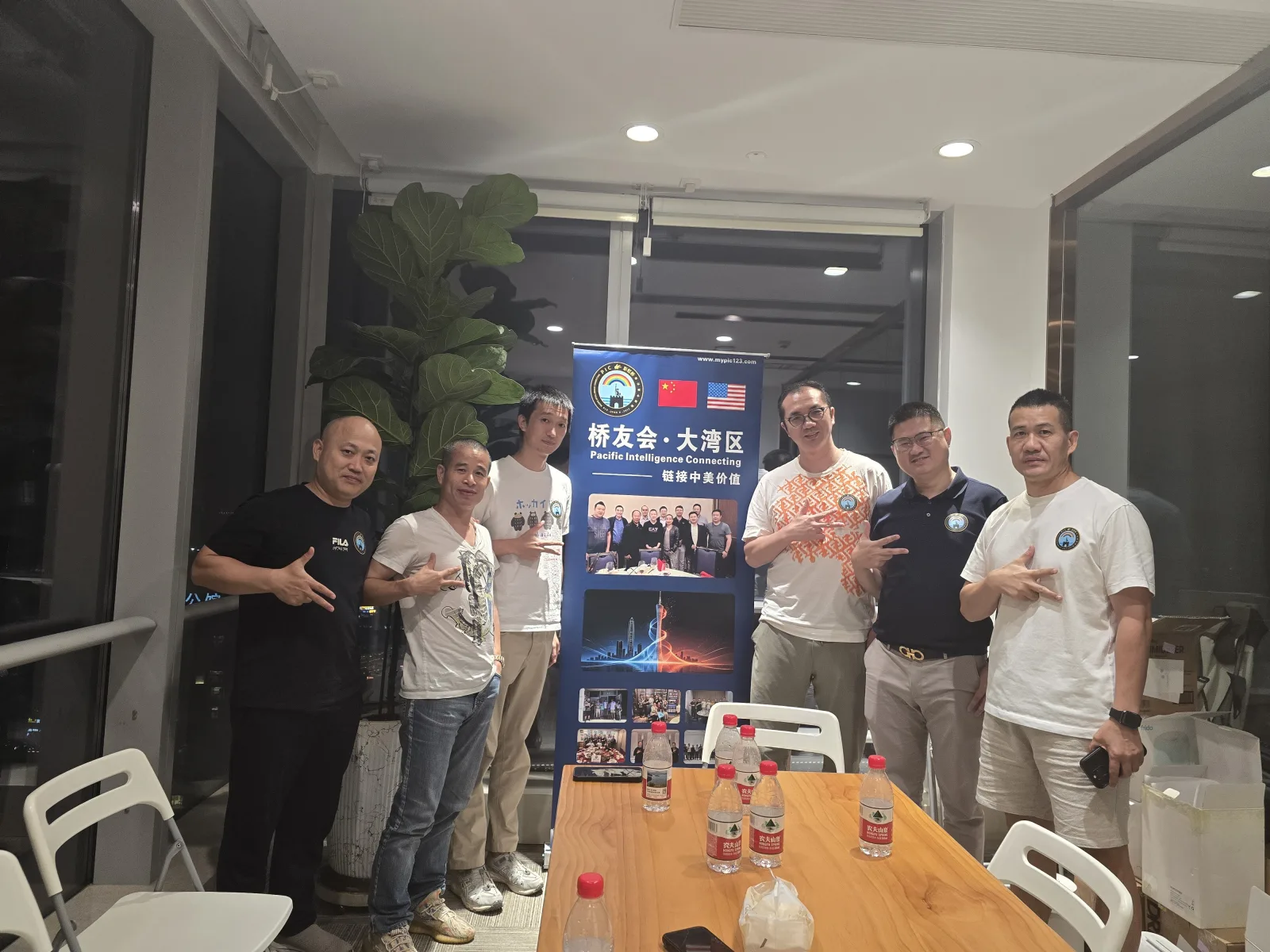 彩虹桥 9/5 广州番禺桥友会:晚间回到会议室,六位桥友与易拉宝合影