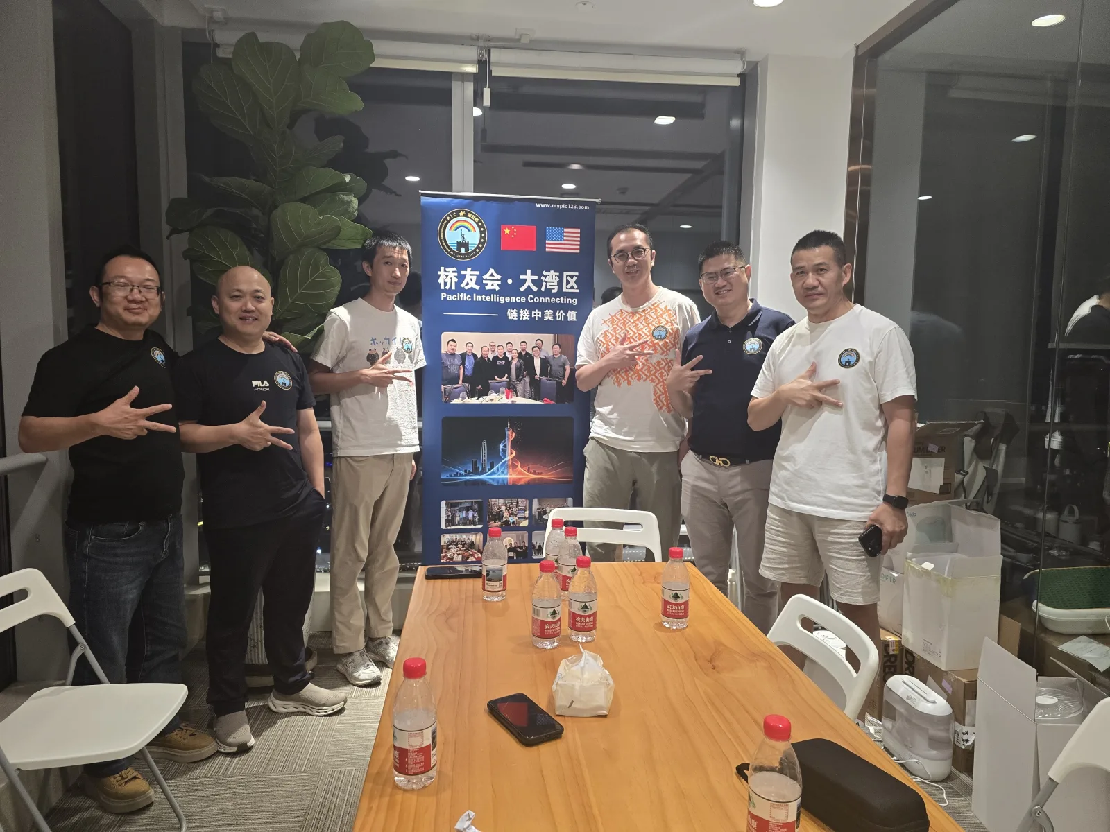 彩虹桥 9/5 广州番禺桥友会:晚间会议室合影的另一张