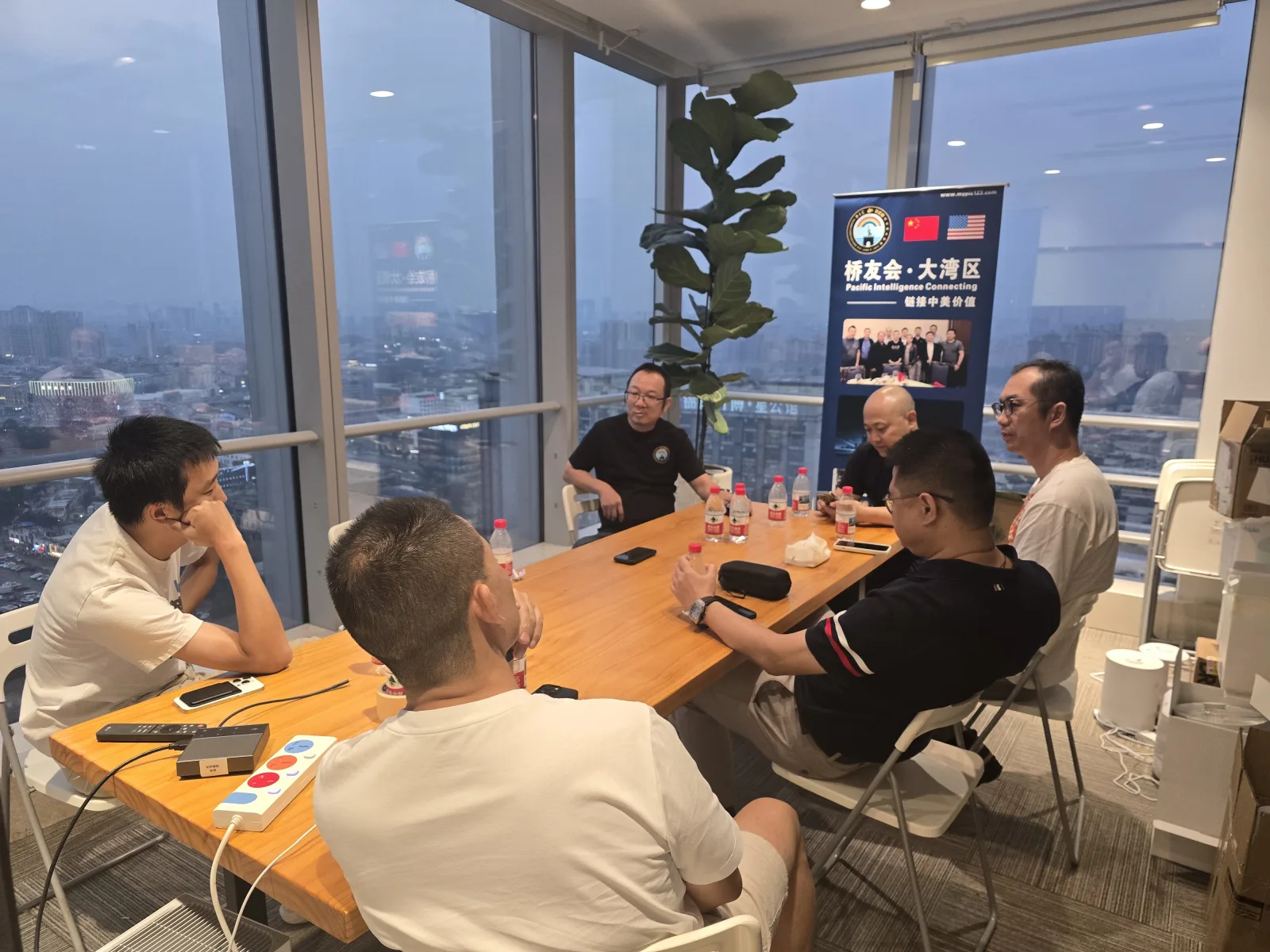 彩虹桥 9/5 广州番禺桥友会:桥友围坐在落地窗前的会议长桌旁讨论