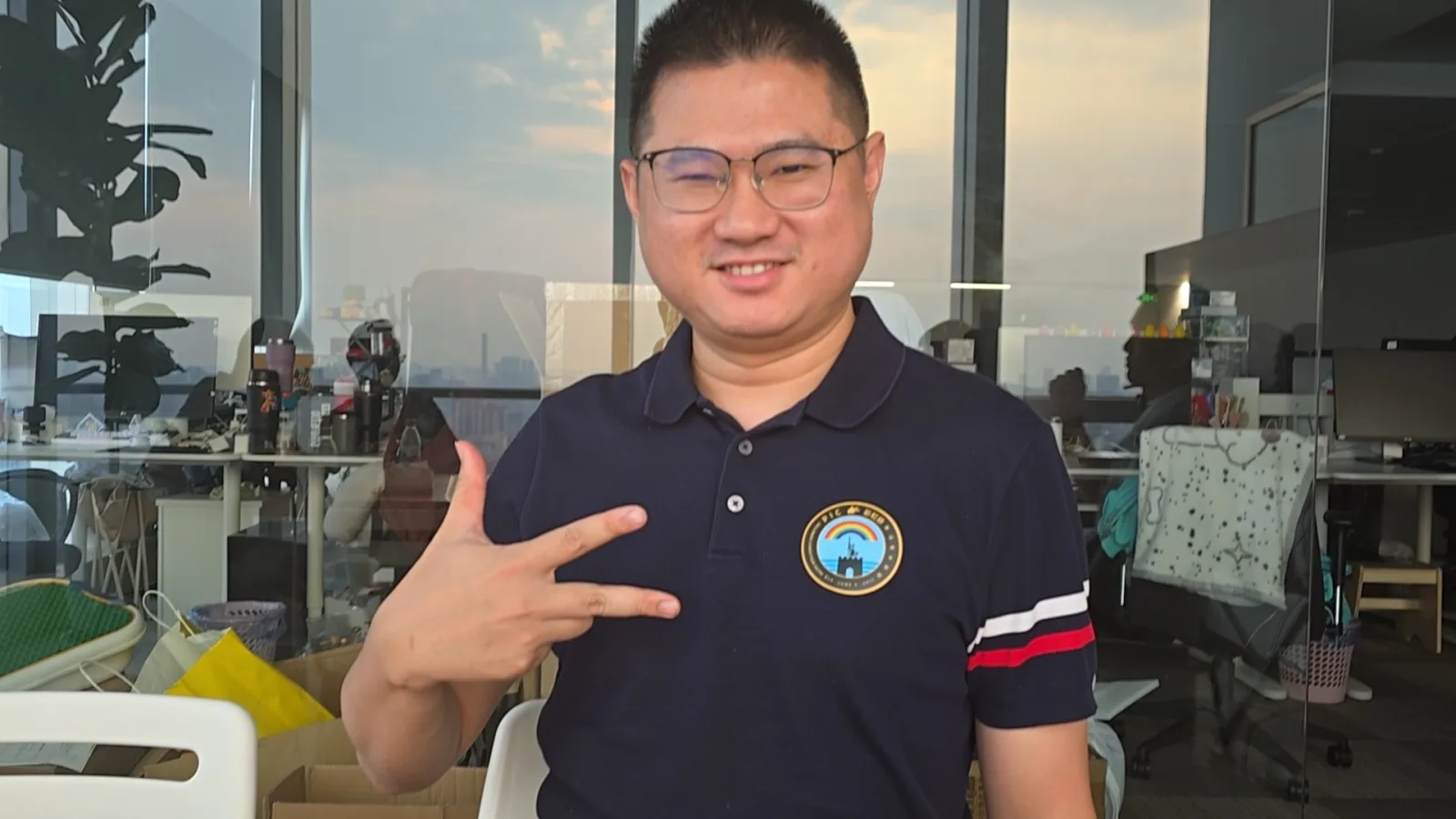 彩虹桥 9/5 广州番禺桥友会:一位桥友身着彩虹桥徽章衫在会议室留影